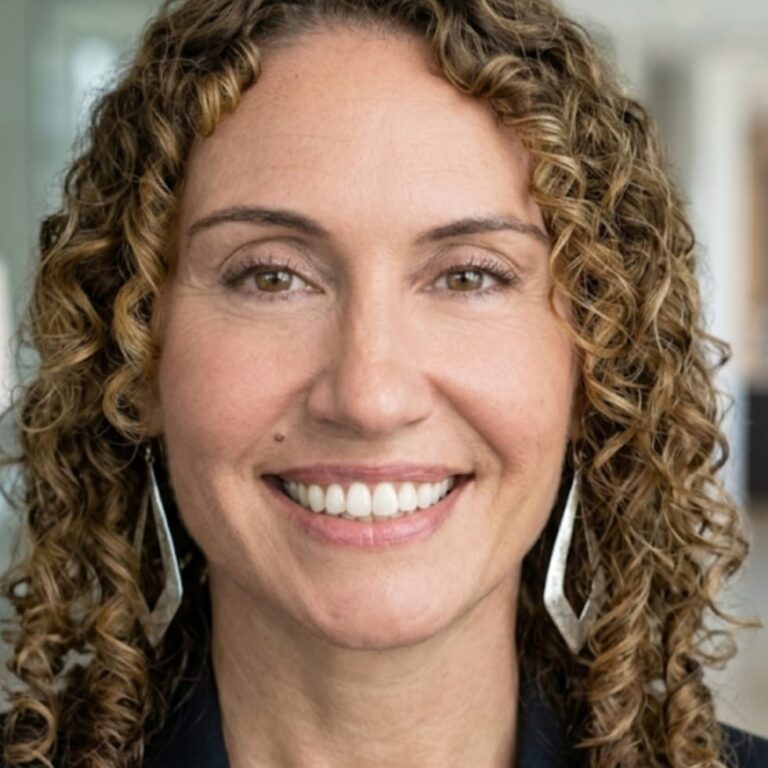 Smiling head shot of Leanne Thomas, therapist